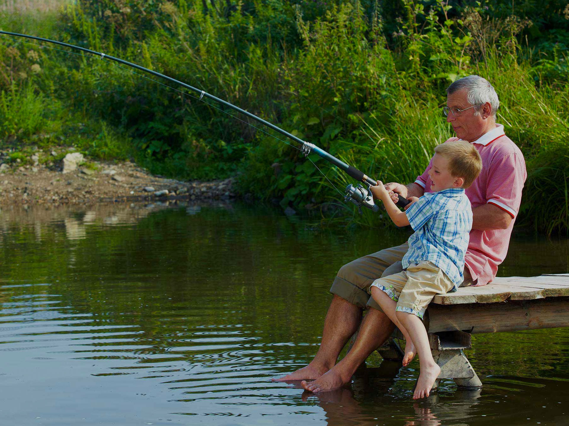 Ловить рыбу с любимым. Лето рыбалка. Летняя рыбалка. Рыбаки летом. Ловить рыбу.